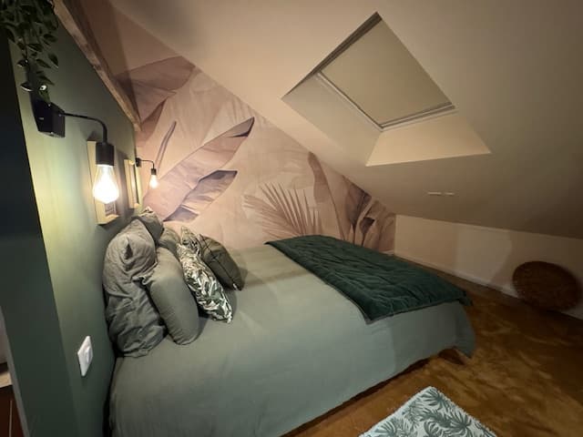 Chambre sous combles avec décor tropical