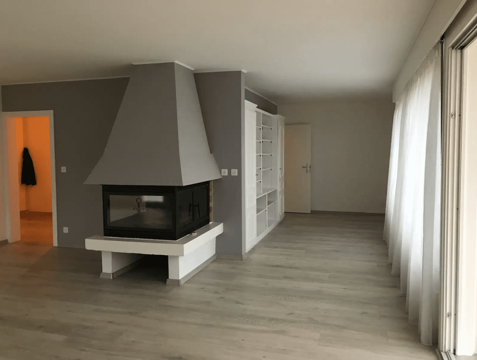 Salon moderne avec cheminée