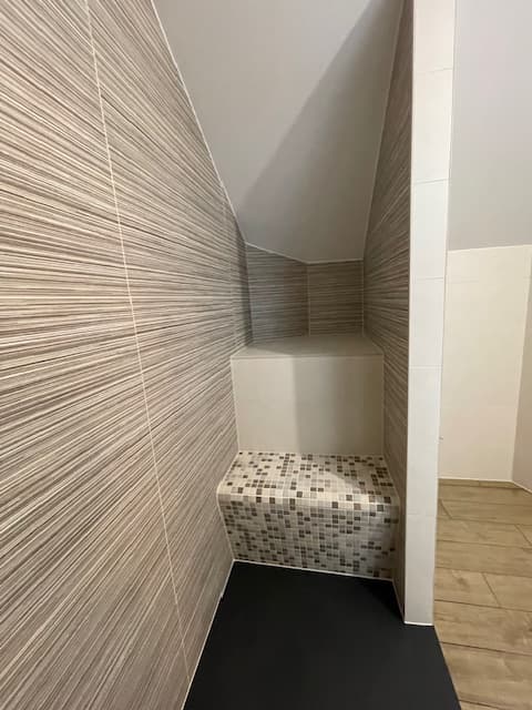 Douche moderne avec carrelage strié - Photo 4