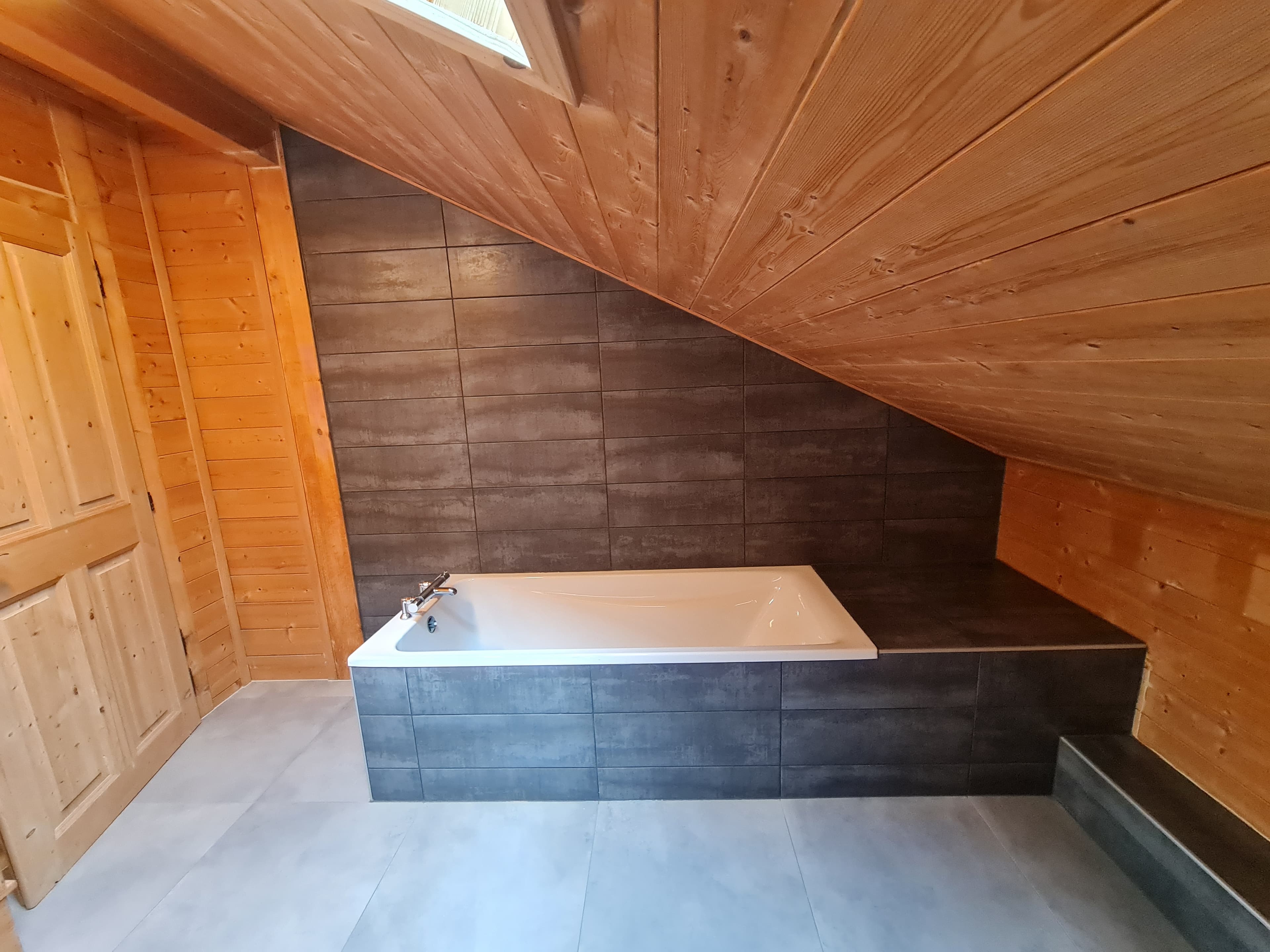 Salle de bain sous combles en bois et ardoise - Photo 2